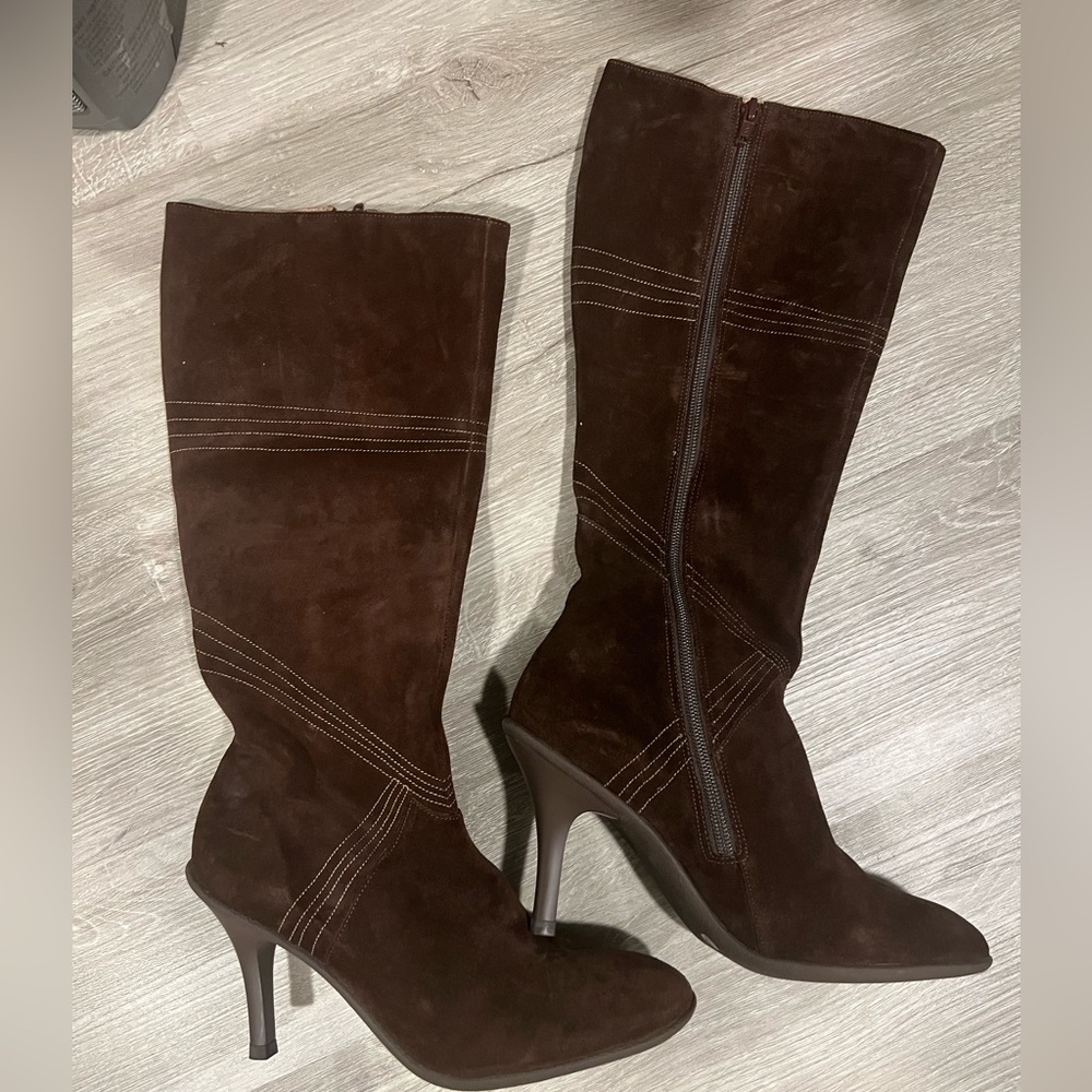 BCBG NWOT kitten heeled boots